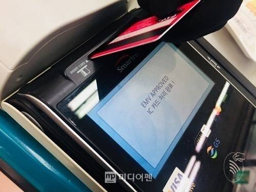 고유가 상황이 장기화되면서 정부가 지난달 27일부터 ‘고유가 피해지원금’ 지급을 시작했지만, 카드업계는 조용한 모습이다./사진=연합뉴스