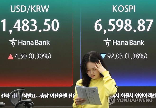 4월 30일 서울 중구 하나은행 본점 딜링룸에 지수가 표시되고 있다. /연합뉴스
