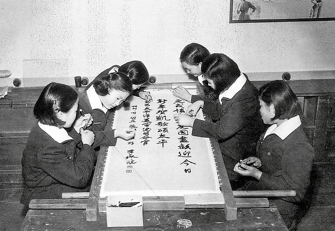 1958년 서울 진명여고생들이 이승만 대통령의 친필 수예작업을 하고 있다. 나는 탄신 기념 백일장에 나가 상을 받았다. 연합뉴스