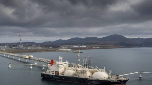 사할린-2 프로젝트에서 생산한 액화천연가스(LNG)를 실은 선박.(사진=연합뉴스)