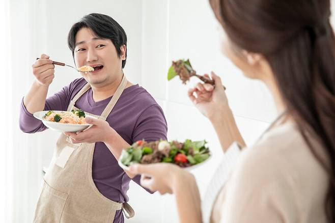 혈당 수치가 높아졌다면 탄수화물 식품 섭취를 줄이고 채소와 살코기 등으로 구성된 식단을 유지하는 게 좋다. 사진=클립아트코리아
