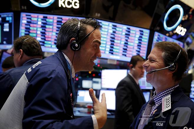 뉴욕증권거래소(NYSE)에서 트레이더들. ⓒ 로이터=뉴스1