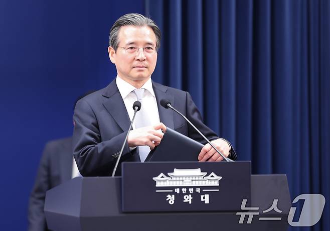 김용범 정책실장이 27일 청와대 춘추관에서 데미스 하사비스 구글 딥마인드 공동창업자 겸 대표 접견 관련 브리핑을 하기 위해 입장하고 있다. 2026.4.27 ⓒ 뉴스1 허경 기자