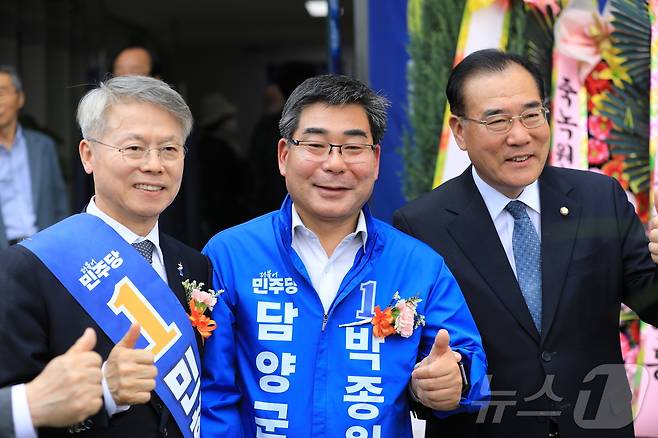 박종원 더불어민주당 전남 담양군수가 민형배 전남광주특별시장 후보, 이개호 국회의원과 사진을 찍고 있다.(박종원 후보 제공. 재배포 및 DB 금지)