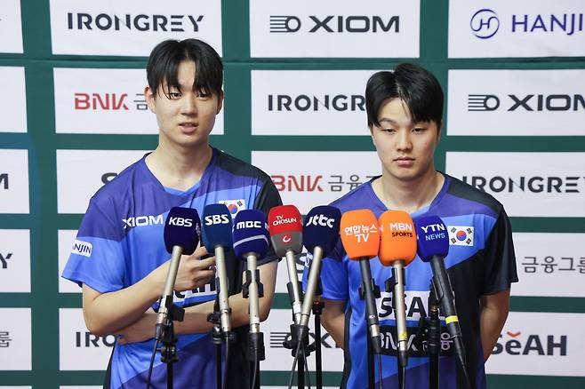 인터뷰하는 오준성-안재현<저작권자(c) 연합뉴스, 무단 전재-재배포, AI 학습 및 활용 금지>