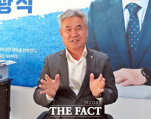 안광식 세종시교육감 예비후보가 지난달 30일 자신의 선거사무소에서 <더팩트>와 인터뷰에서 '학생 중심 교육'에 대해 설명하고 있다. /김형중 기자