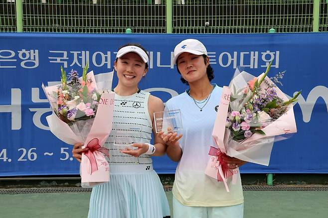 복식 준우승의 박소현(좌), 김다빈(우)