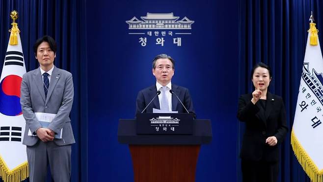 김용범 정책실장이 27일 청와대 춘추관에서 이날 열린 이재명 대통령과 데미스 허사비스 구글 딥마인드 최고경영자(CEO) 면담 관련 브리핑을 하고 있다.  왼쪽부터 김우창 국가AI정책비서관, 김 정책실장, 박지연 수어통역사. 2026.4.27 연합뉴스