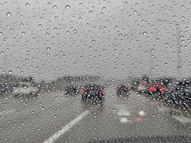 전국 ‘봄비’ 낮 기온‘뚝’…제주 시간당 30mm[내일날씨]=일요일인 내일(3일) 날씨는 전국이 대체로 흐리겠다. 아침 최저기온은 11~15도, 낮 최고 기온은 14~19도가 되겠다. 전국에 봄비가 내리면서 한낮 기온이 20도 아래로 떨어지겠다. 이날 미세먼지는 전 권역이 '좋음'∼'보통' 수준을 보이겠다. 다만 수도권은 오전에 '나쁨'수준을 나타내겠다. ⓒbnt뉴스: 오늘날씨, 내일날씨, 주간날씨 예보&nbsp;