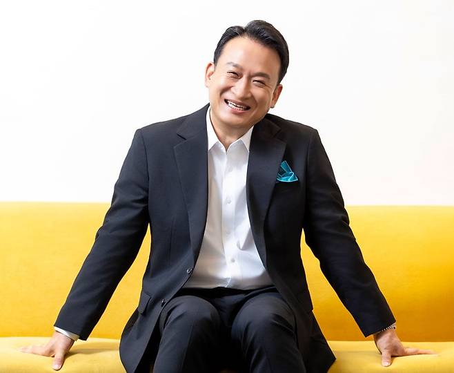 이날 사진은 서울 강남구 청담동에 있는 서경석의 30년 단골 미용실에서 촬영했다. 신인 시절 그를 담당했던 헤어팀 막내가 어느덧 원장이 됐다. 서경석은 “한번 인연을 맺으면 굉장히 오래가는 스타일”이라며 “사람들과의 관계가 가장 소중한 재산 중 하나”라고 했다. /이신영 영상미디어 기자