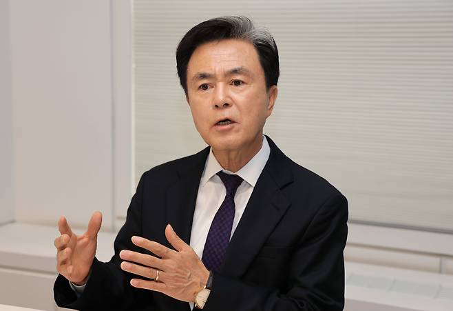 국민의힘 김태흠 충남지사 후보가 지난달 22일 본지와 인터뷰를 하는 모습/박성원 기자