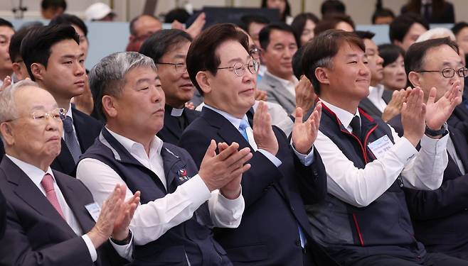 이재명 대통령이 1일 청와대 영빈관에서 열린 노동절 기념식에서 박수를 치고 있다. 청와대가 노동절 기념식을 개최한 것과 양대 노총이 노동절 행사를 함께한 것 모두 처음이다. 앞줄 왼쪽부터 손경식 한국경영자총협회장, 김동명 한국노동조합총연맹 위원장, 이 대통령, 양경수 전국민주노동조합총연맹 위원장, 송치영 소상공인연합회장. 청와대사진기자단