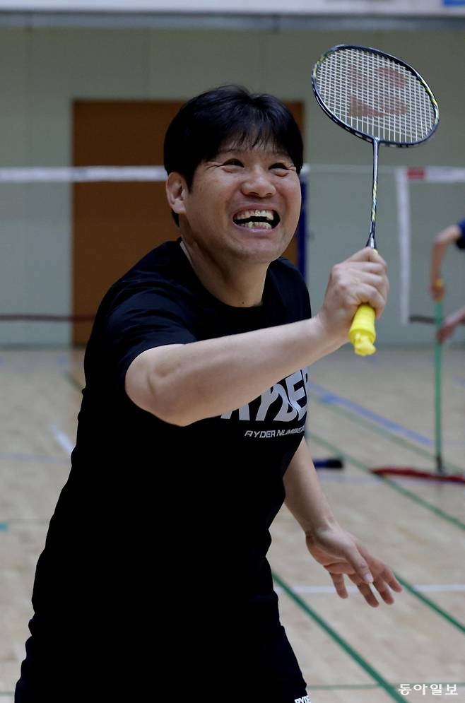 김대수 아워스포츠네이션 대표가 서울 양천구 양동중학교 체육관에서 배드민턴을 치며 활짝 웃고 있다. 2002년 말 아줌마들에게 농락당한 뒤 배드민턴을 시작한 김 대표는 2년 만에 생활체육 배드민턴 전국 최강에 올라 25년째 셔틀곡을 때리며 건강한 삶을 만들어 가고 있다. 변영욱 기자 cut@donga.com