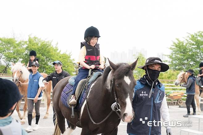 용인시 야외광장에서 열린 어린이날 대축제에 마련된 체험 행사에 어린이들이 승마체험을 하고 있다.