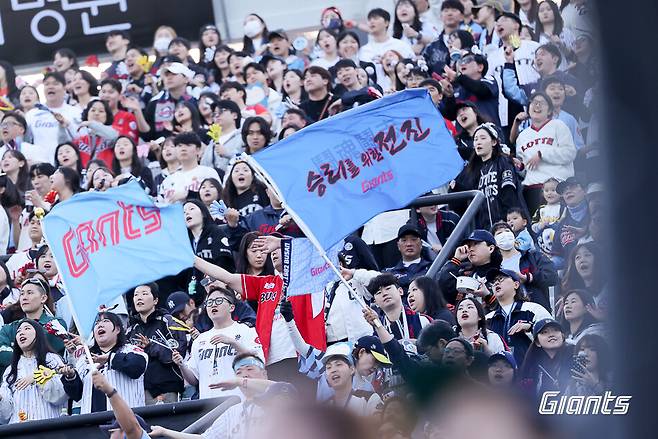2026년 4월4일 부산 사직야구장에서 열린 롯데 자이언츠와 에스에스지(SSG) 랜더스의 경기에서 롯데 팬들이 응원하고 있다. 롯데 자이언츠 누리집