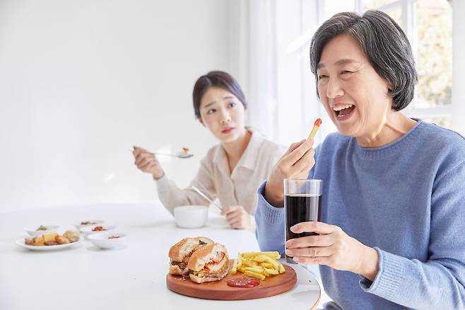 초가공식품 섭취량이 많을수록 노년기의 노쇠 위험이 유의미하게 증가한다는 연구 결과가 나왔다. /게티이미지뱅크