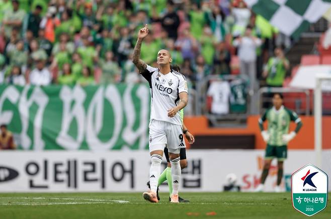 전북 티아고가 2일 제주월드컵경기장에서 열린 제주와의 K리그1 11라운드 원정경기서 쐐기 골을 넣고 세리머니를 하고 있다. 사진=프로축구연맹