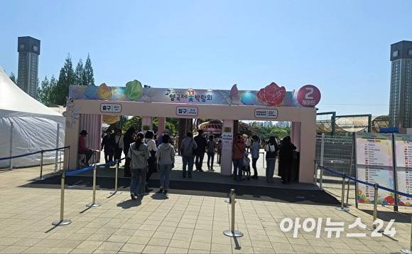 제2게이트 입구에서, 관람객들이 입장권 확인 절차를 거치며 박람회장 내부 구역으로 발걸음을 옮기고 있다. [사진=김재환기자]