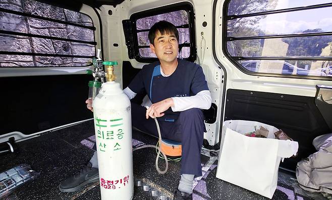 김정호 진료팀장(수의사)이 동물 치료를 위해 만든 구급차안에서 의료용 산소통을 보여주고 있다. 이 구급차 안에서 국립생태원 진세림 수의사의 마취총에 맞은 오월드 늑대 '늑구'의 응급처치가 이뤄졌었다. 김 팀장은 국내에서 통용되지 않는 대형 동물용 고농축 마취제 도입이 필요하다고 설명했다. 고농축 마취제는 적은 양으로도 약제를 멀리 날릴 수 있어 대형 맹수류 마취에 효과적이다. 김성태 객원기자