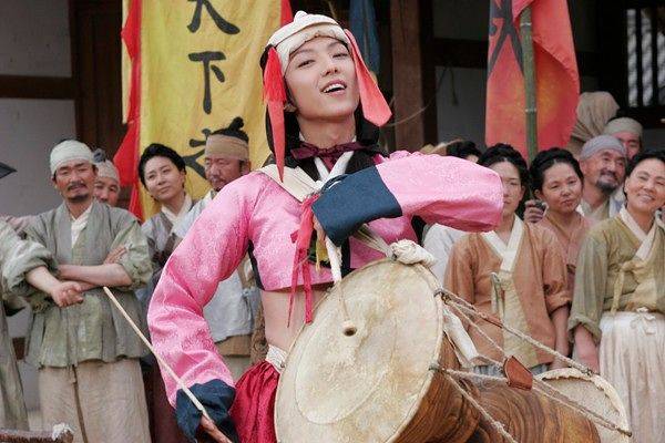 영화 '왕의 남자'에서 광대 공길 역을 맡은 배우 이준기. 사진 시네마서비스