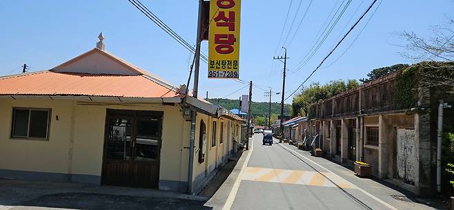 충남 서천군 판교면 현암리 일대 '시간이 멈춘마을'. 보신탕집 간판이 보인다. 김방현 기자