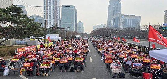개식용 식품접객·유통·도축업자로 구성된 ‘전국육견관련자영업자협의회’(육견자영업자협의회)가 지난 1월15일 국회 앞에서 대규모 행진집회를 열고 개식용종식법 통과이후 생존권을 위협받는 육견 관련 자영업자들을 위한 대책 마련을 촉구했다. 사진 육견자영업자협회