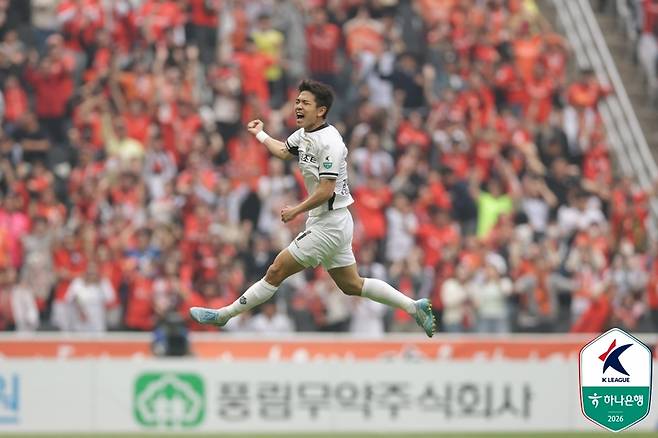 ▲ 강원FC 김대원이 2일 인천축구전용경기장에서 열린 인천유나이티드와 하나은행 K리그1 2026 11라운드 맞대결에서 선제골을 터트린 뒤 포효하고 있다. 한국프로축구연맹 제공