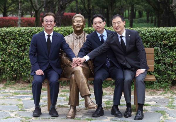 더불어민주당 부울경(부산·울산·경남) 시장·도지사 후보가 지난 14일 오전 경남 김해시 진영읍 봉하마을 노무현 전 대통령 묘역 참배 후 노 전 대통령 동상에서 기념 촬영하고 있다. 연합뉴스