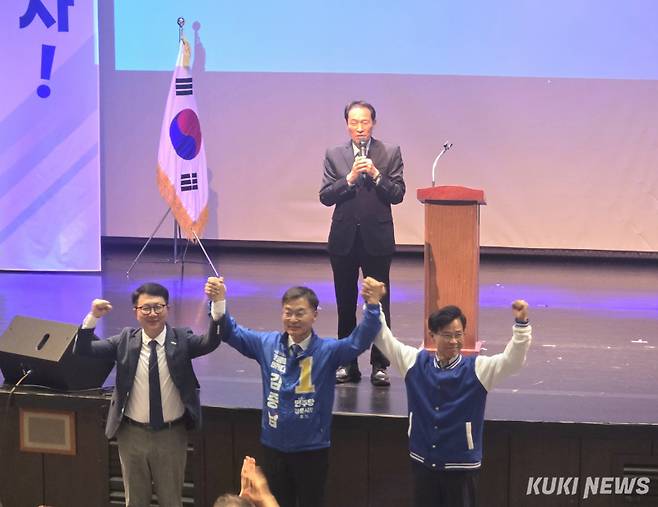 김중남 강릉시장 후보를 비롯한 도·시원 후보 등 더불어민주당 강릉지역 6.3지선 입후보자들이 2일 강릉단오제전수교육관에서 우상호 도지사 후보 등 중앙 정치인과 이기영 배우 등 유명인, 당원·시민 등 300여명이 참석한 가운데 강릉대전환을 위한 선거대책본부 출정식을 갖고, 본격적인 선거체제에 돌입했다. 전인수
