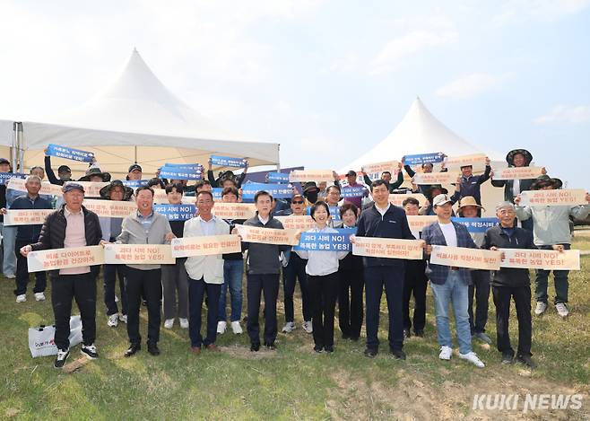 충남도 농업기술원은 지난 30일 기술원 내 논에서 김태흠 지사, 벼농사연구회 회원, 농업인 등 200여 명이 참석한 가운데 벼 스마트 직파 재배 연시회를 개최했다.&nbsp;