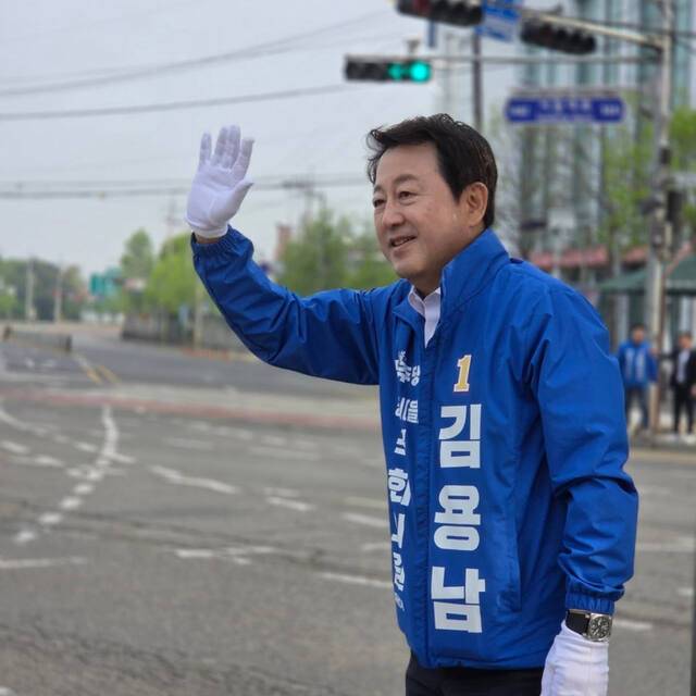 평택을 국회의원 재선거 김용남 더불어민주당 후보가 시민들에게 거리 인사를 나누고 있다. 김용남 후보 페이스북 갈무리