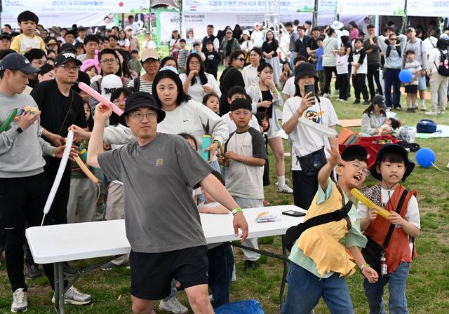 2일 연천 전곡리 유적지 일대에서 열린 '제33회 연천구석기축제'에서 방문객들이 다양한 구석기 문화를 체험하고 있다. 김시범기자