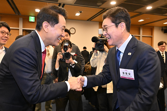 정원오 더불어민주당 서울시장 후보(오른쪽)와 오세훈 국민의힘 서울시장 후보가 30일 서울 중구 대한상공회의소에서 열린 ‘한국포럼’에 참석해 악수를 하고 있다.