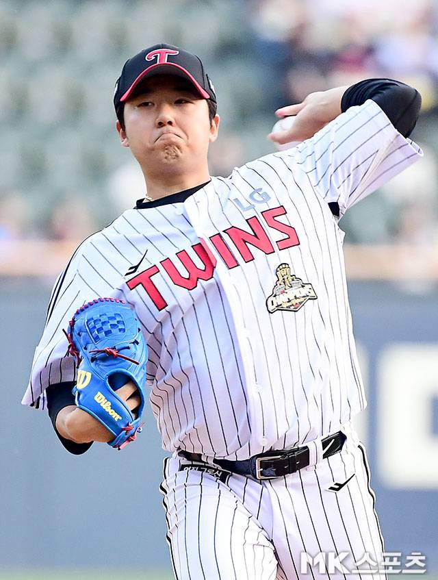 4월 14일 오후 서울 잠실구장에서 ‘2026 신한 SOL KBO 리그’ 롯데 자이언츠와 LG 트윈스 경기가 열렸다. LG 선발 송승기가 역투하고 있다. 사진=김영구 기자