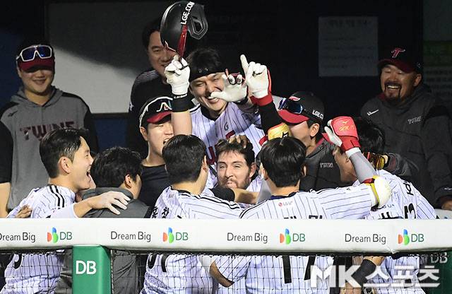 4월 14일 오후 서울 잠실구장에서 ‘2026 신한 SOL KBO 리그’ 롯데 자이언츠와 LG 트윈스 경기가 열렸다. 8회말 선두타자로 나온 LG 오스틴이 롯데 박정민을 상대로 또 다시 앞서가는 솔로포를 치고 더그아웃 동료들과 기쁨을 나누고 있다. 사진=김영구 기자