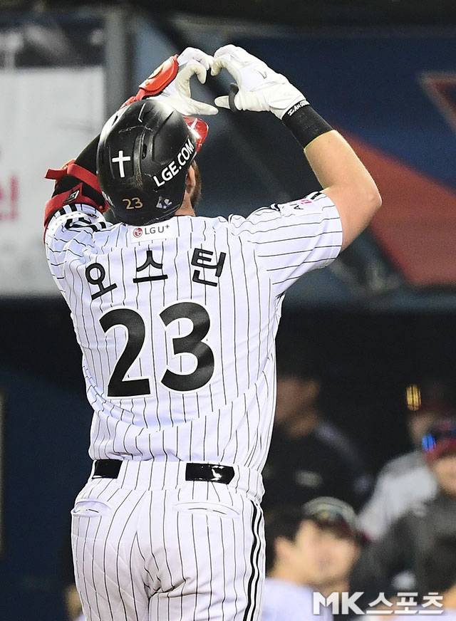 4월 14일 오후 서울 잠실구장에서 ‘2026 신한 SOL KBO 리그’ 롯데 자이언츠와 LG 트윈스 경기가 열렸다. 8회말 선두타자로 나온 LG 오스틴이 롯데 박정민을 상대로 시즌 5호 솔로홈런을 치고 관중석을 향해 손하트 세리머니를 하고 있다. 사진=김영구 기자