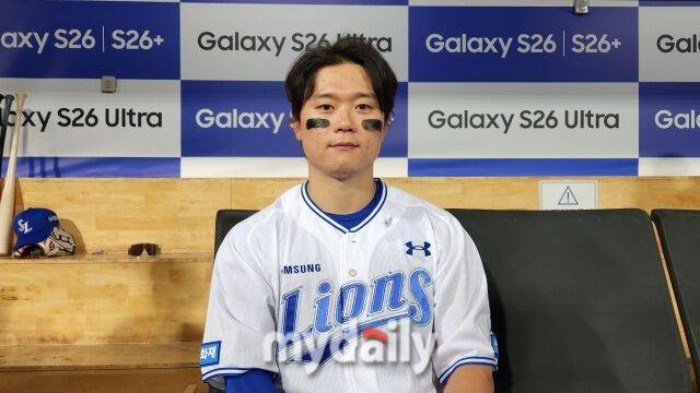 삼성 박승규가 5월 1일 대구 한화 이글스전에서 승리한 뒤 취재진과 인터뷰를 하고 있다./대구 = 김경현 기자