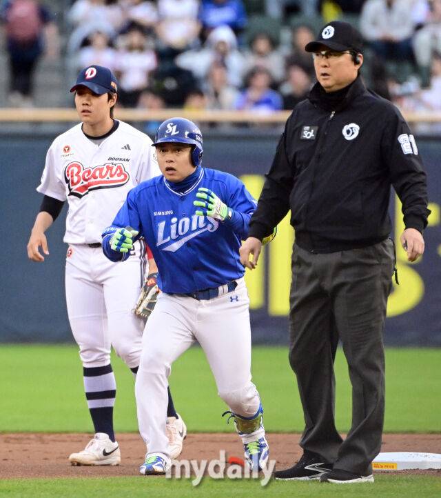 2026년 4월 29일 오후 서울 잠실구장에서 열린 '2026 신한 SOL KBO리그' 삼성 라이온즈와 두산 베어스 경기. 삼성 김헌곤이 1회초 선두타자 2루타를 친 뒤 더그아웃을 보고 있다./마이데일리