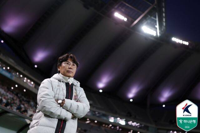 서울의 김기동 감독이 2026년 4월 서울월드컵경기장에서 열린 부천과의 하나은행 K리그1 2026 경기를 지켜보고 있다./프로축구연맹 제공