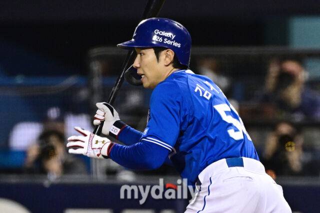 28일 서울 잠실야구장에서 열린 '2026 신한 SOL BANK KBO리그' 두산 베어스와 삼성 라이온즈 경기. 삼성 김지찬이 7회초 1사 1-2루에 병살타를 치고 있다./마이데일리