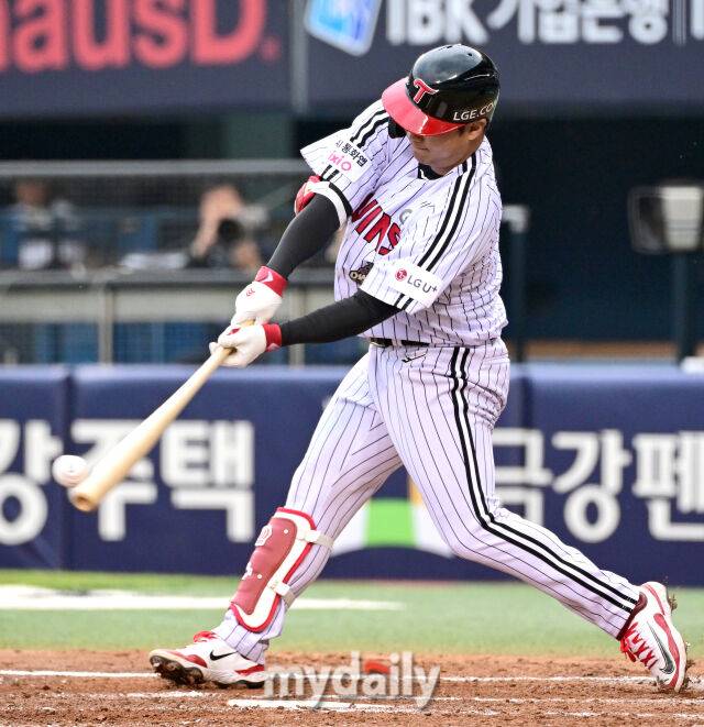 LG 문보경이 2일 오후 서울 잠실구장에서 열린 '2026 신한 SOL KBO리그' NC 다이노스와 경기서 2회말 2사 3루서 1타점 적시타를 치고 있다./잠실=유진형 기자