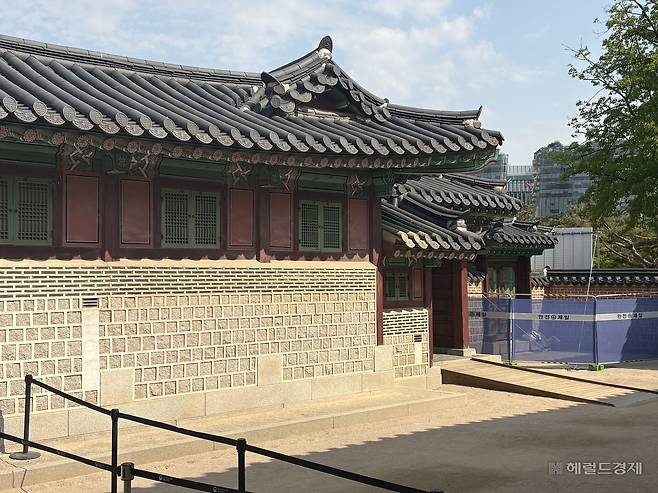 30일 경복궁 자선당 삼비문 인근의 출입이 통제된 모습. 정주원 기자