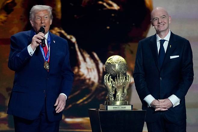 [워싱턴=AP/뉴시스]트럼프 미국 대통령과 인판티노 FIFA 회장. 2025.12.05.