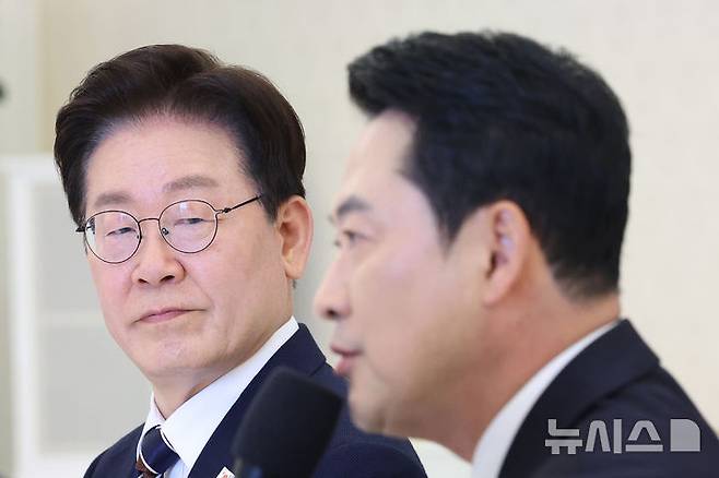 [서울=뉴시스] 최동준 기자 = 이재명 대통령이 7일 청와대에서 열린 여야정 민생경제협의체 회담 및 오찬에서 장동혁 국민의힘 대표 발언을 듣고 있다. 2026.04.07. photocdj@newsis.com