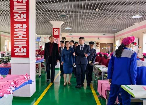 북한 공장 둘러보는 왕충룽 주북 중국대사관 공참(오른쪽에서 두번째) [주북 중국대사관 홈페이지 캡처]