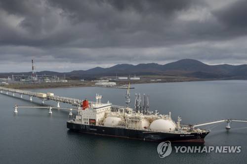 사할린-2 프로젝트에서 생산한 액화천연가스를 실은 선박 [AP=연합뉴스 제공]