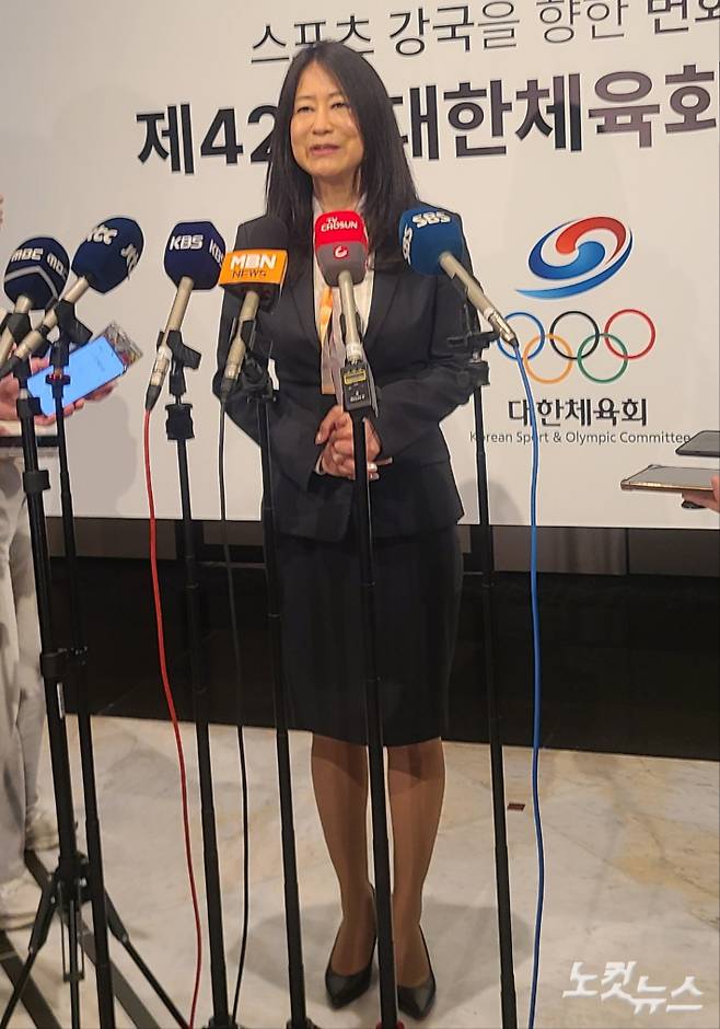 지난해 3월 27일 서울 용산구 그랜드하얏트 서울 그랜드볼룸에서 열린 유승민 대한체육회장의 취임식에 참석한 김나미 체육회 사무총장이 취재진의 질의에 답하고 있다. 동규기자