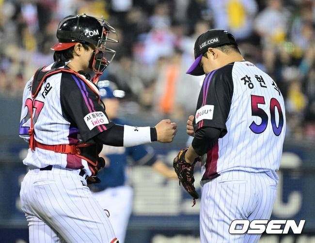 [OSEN=잠실, 최규한 기자] 프로야구&nbsp;LG 트윈스가 NC 다이노스를 꺾고 2연승을 이어갔다.&nbsp;LG는 1일 서울 잠실구장에서 열린 2026 KBO리그 NC와 경기에서 5-1로 승리했다. 오스틴이 선제 투런 홈런, 송찬의가 2경기 연속 투런 홈런을 터뜨리며 대포의 힘으로 승리했다.&nbsp;9회초 마운드에 올라 경기를 마무리지은 LG 투수 장현식과 포수 박동원이 인사를 나누고 있다. 2026.05.01 / dreamer@osen.co.kr