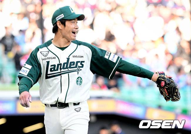 [OSEN=인천, 조은정 기자]1일 오후 인천 문학동 SSG랜더스필드에서 ‘2026 신한 SOL BANK KBO리그’ SSG 랜더스와 롯데 자이언츠의 경기가 진행됐다. 2회초 2사 1,2루에서 SSG 2루수 정준재가 롯데 전민재의 땅볼 타구에 더블플레이 수비를 펼쳤다. 이닝 종료 후 타케다가 정준재를 맞이하고 있다. 2026.05.01 /cej@osen.co.kr