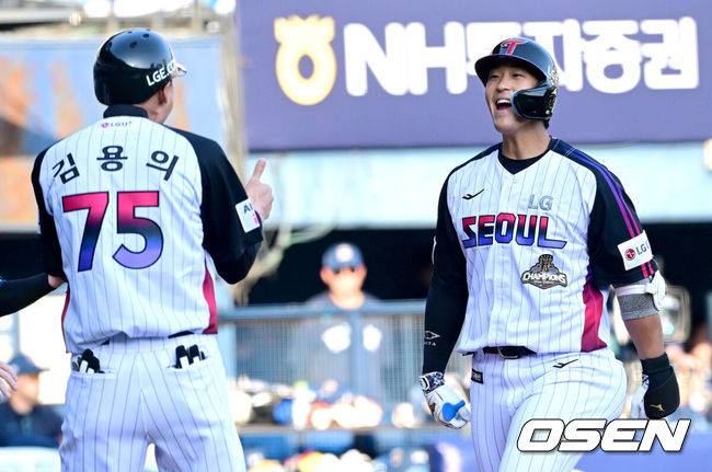 [OSEN=잠실, 최규한 기자] 1일 서울 잠실야구장에서 ‘2026 신한 SOL KBO리그’ LG 트윈스와 NC 다이노스의 경기가 열렸다.홈팀 LG는 앤더스 톨허스트, 방문팀 NC는 토다 나츠키를 선발로 내세웠다. 3회초 2사 1루 상황 LG 송찬의가 달아나는 좌월 투런포를 날리고 홈을 밟은 뒤 김용의 코치와 기뻐하고 있다. 2026.05.01 / dreamer@osen.co.kr